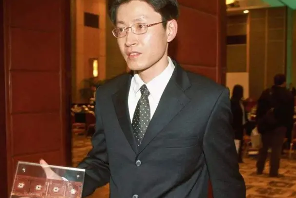 他骗走11亿科研拨款，令中国芯片停滞13年，出逃