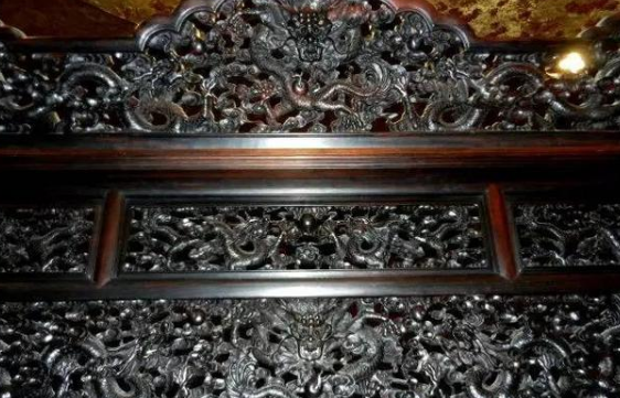 福建发现清宫3吨重“龙床”，专家劝其上交，持宝人开价5个亿