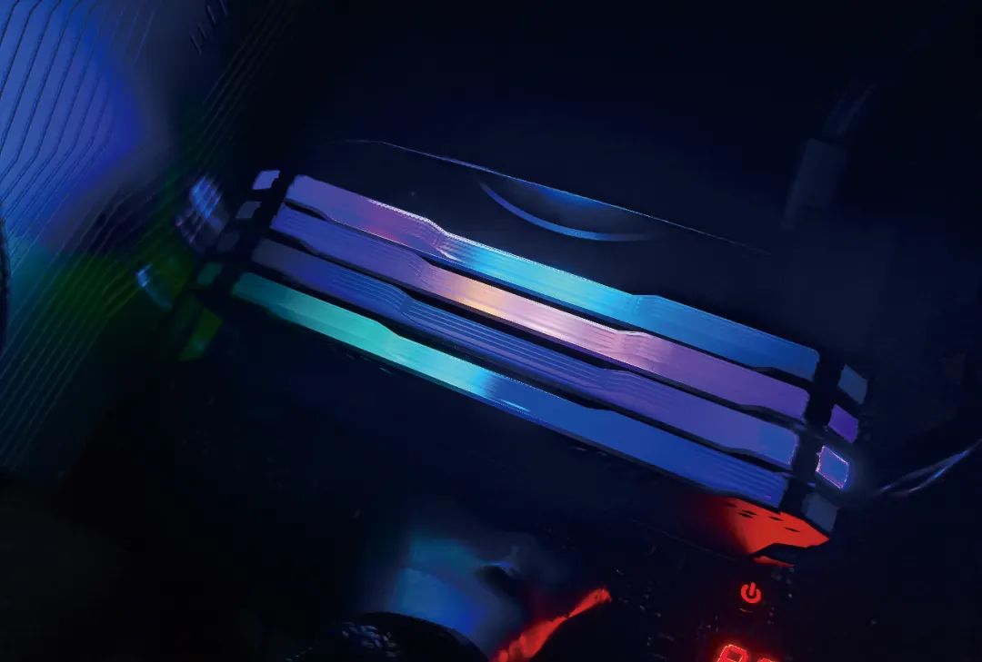 超大容量内存有何能耐？把玩美商海盗船VENGEANCE RGB PRO 128GB内存套装