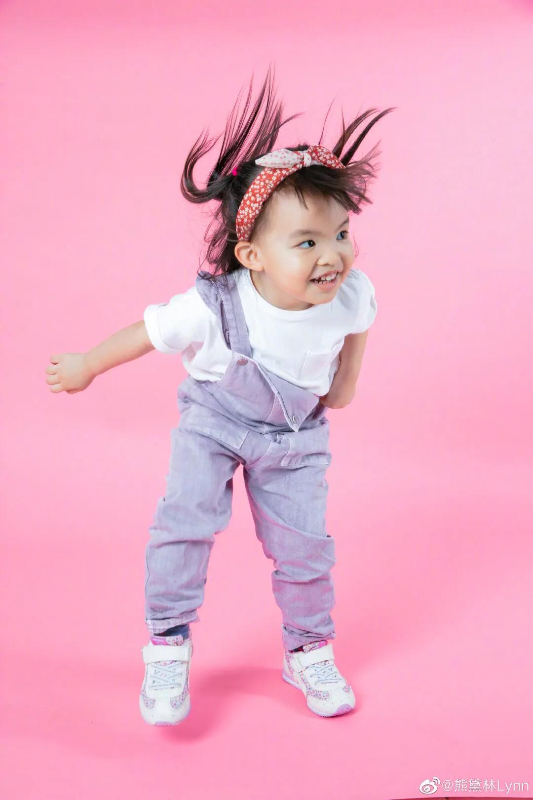 熊黛林為3歲雙胞胎慶生，倆女兒穿姐妹裝拍寫真，妹妹身高搶鏡