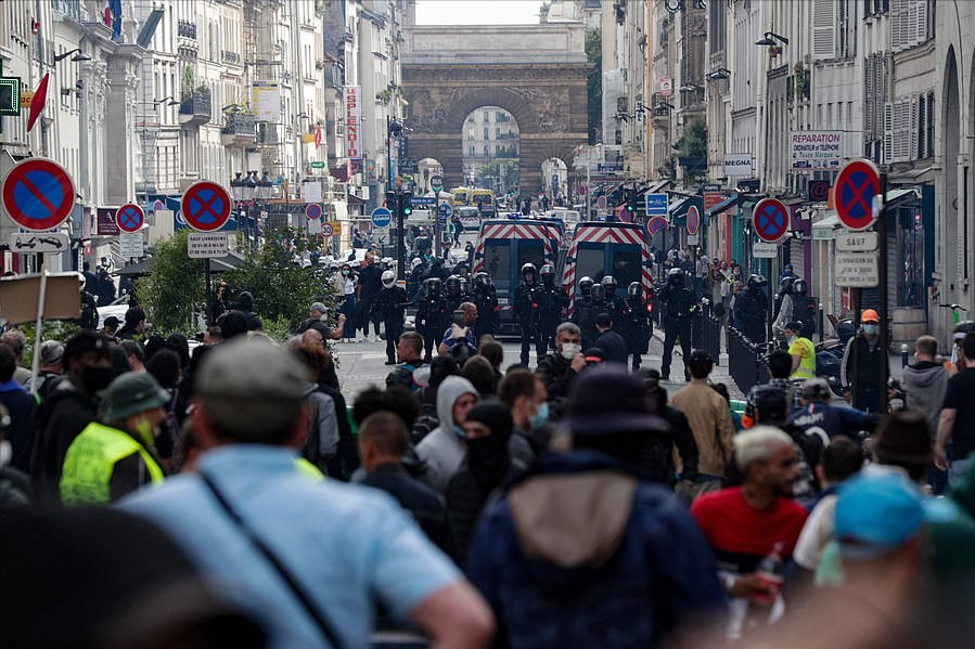 暴動，法國亂了！ 二十萬人走上街頭，法國大部分民眾拒絕接種疫苗