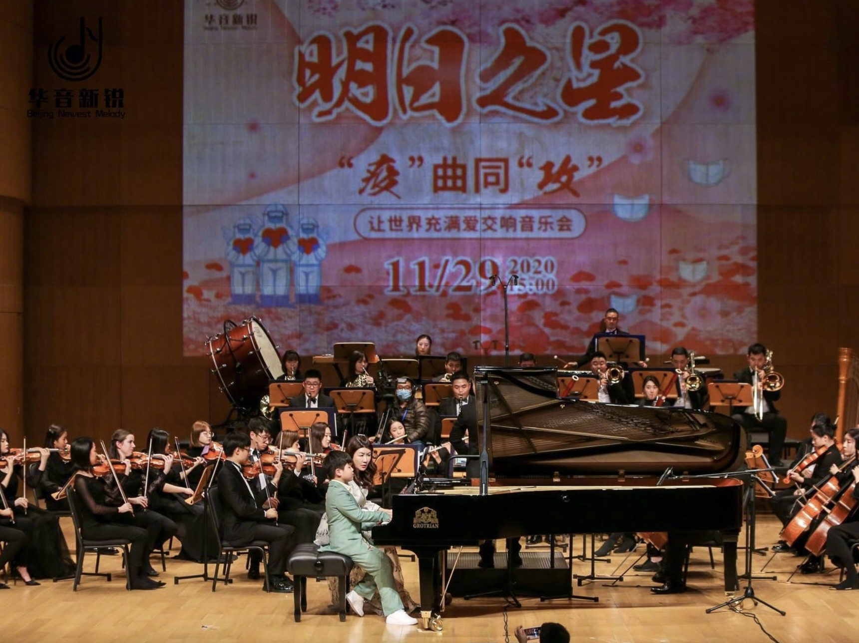 胡可曬兒子近照，安吉與甜馨同舞台彈鋼琴，一個獨奏一個需老師陪