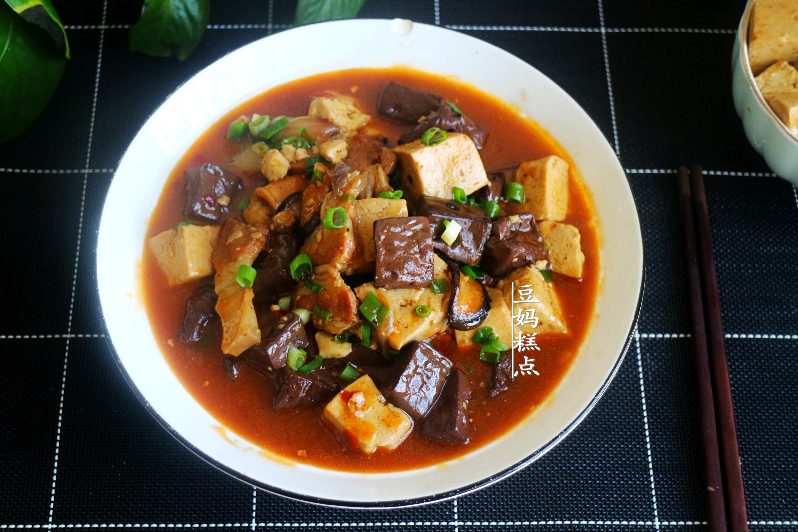 It’s almost the beginning of winter, the tofu is stewed like this, it’s warm and home-cooked, and I love it since childhood.