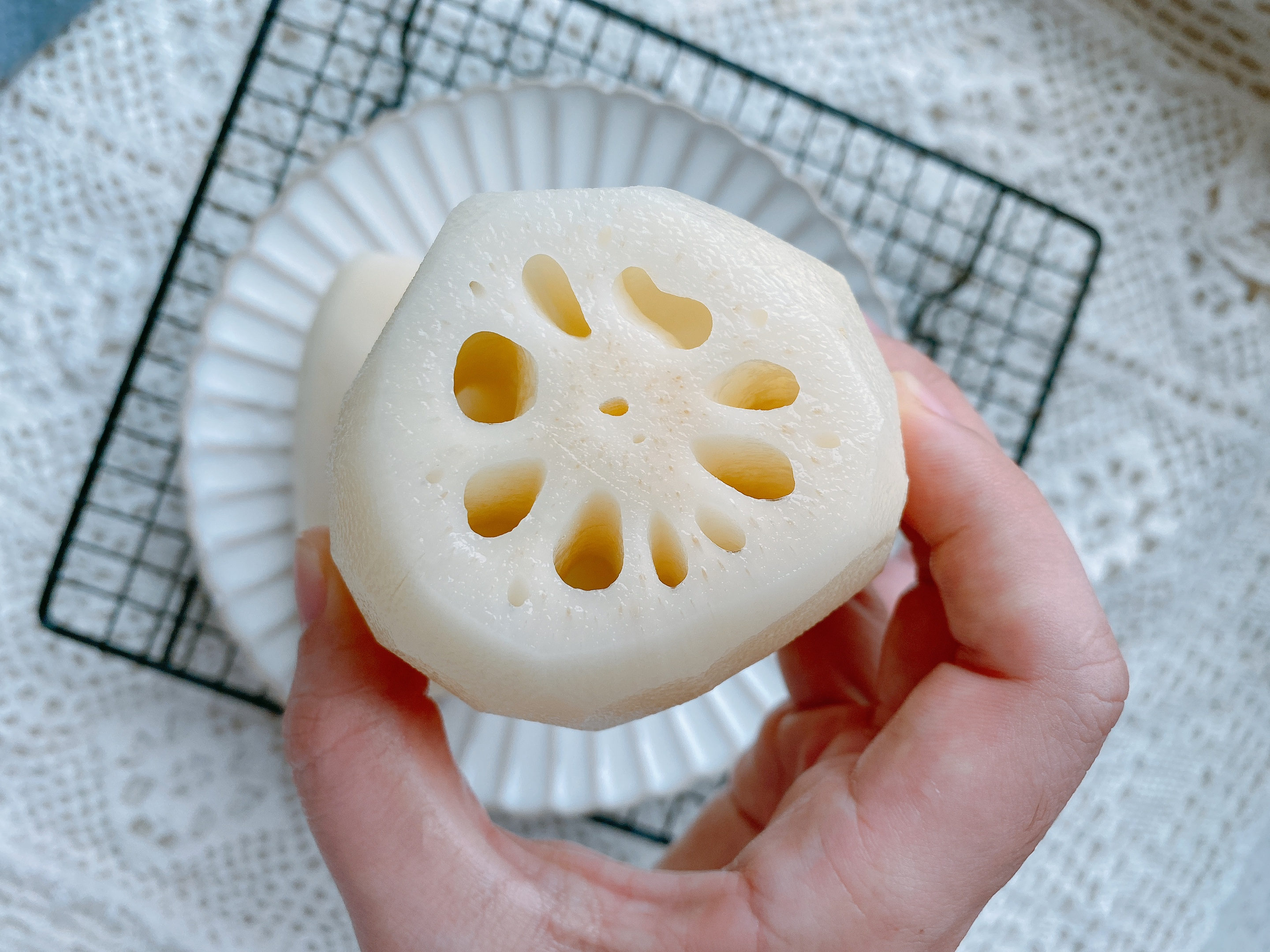 夏季开胃菜糖醋藕，掌握3个重点，色泽红亮不发黑，口感脆嫩酸甜