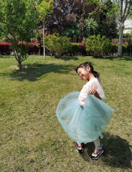 包贝尔一家三口过七夕，饺子与妈妈争宠投喂爸爸，温馨又欢乐