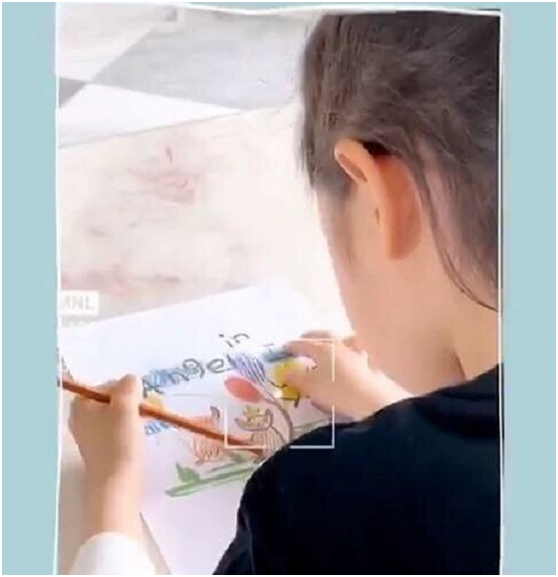 甜馨疑似画一家三口？李小璐将甜馨画的图案制