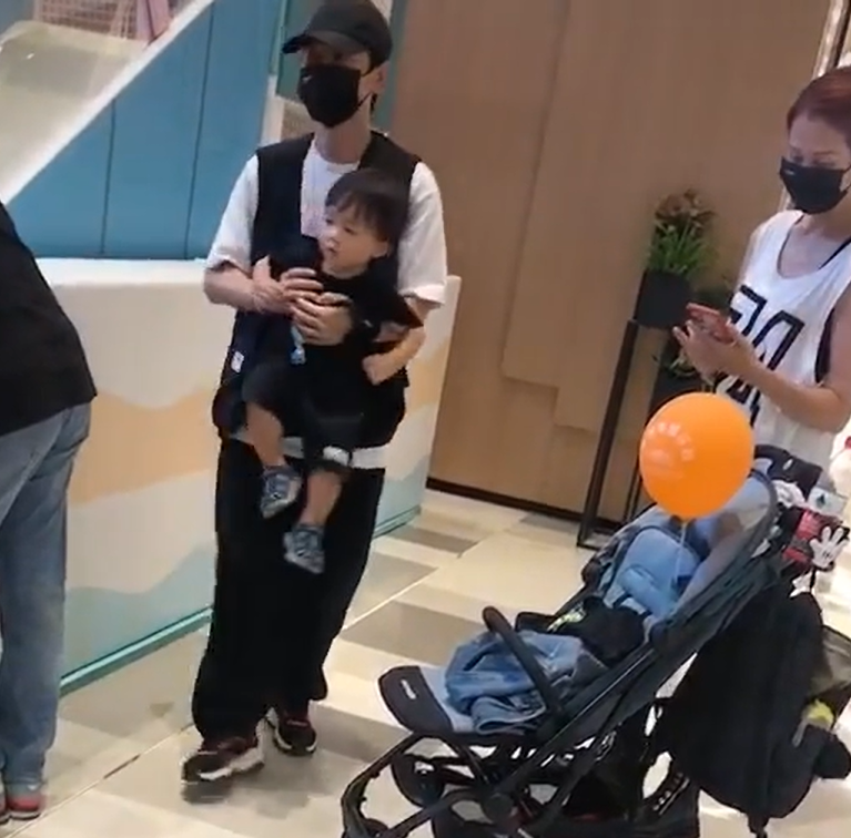 蔡少芬和张晋现身游乐园！两岁儿子正脸罕曝光，浓眉大眼五官精致
