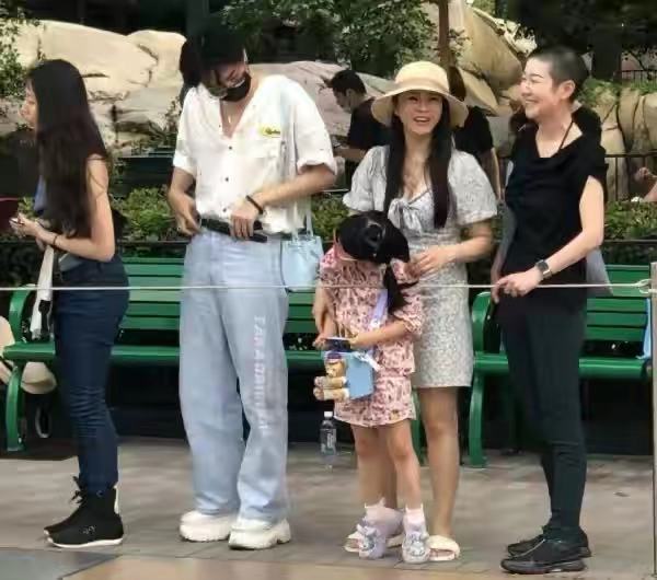 伊能静秦昊全家为姥姥庆生！这张少女脸让人心服口服，婆婆似贵妇