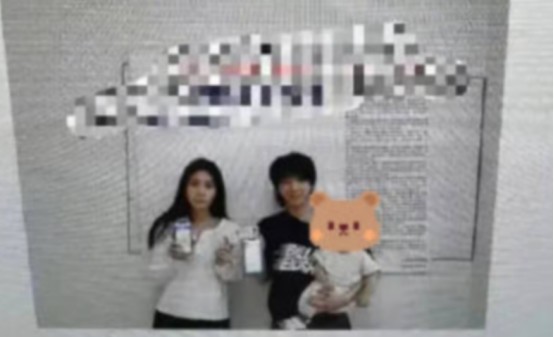 華晨宇張碧晨抱娃照曝光，女兒乖巧窩爸爸懷裡，張碧晨緊貼父女倆