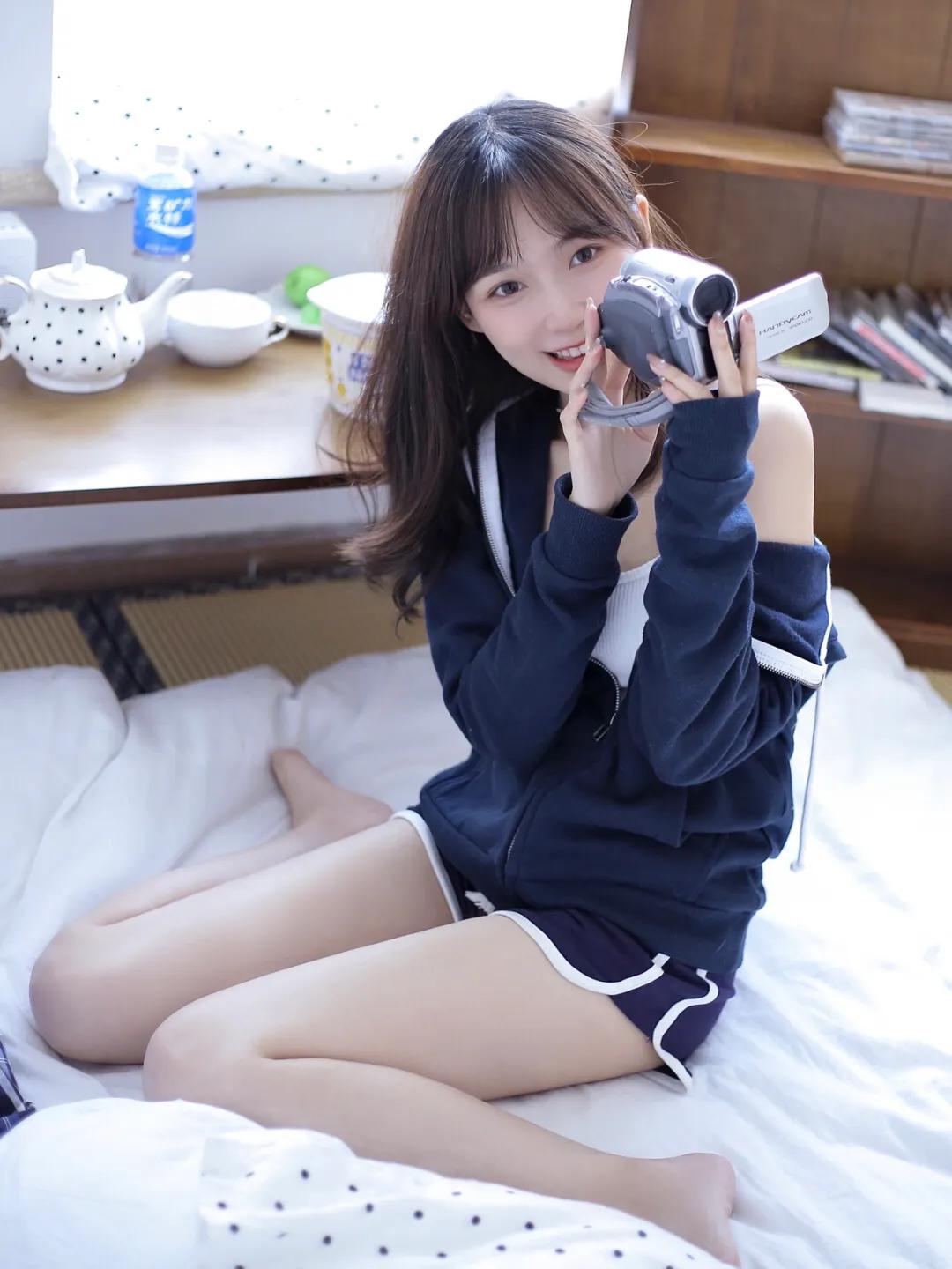清纯短发美女学生短裙美腿甜美气质图片