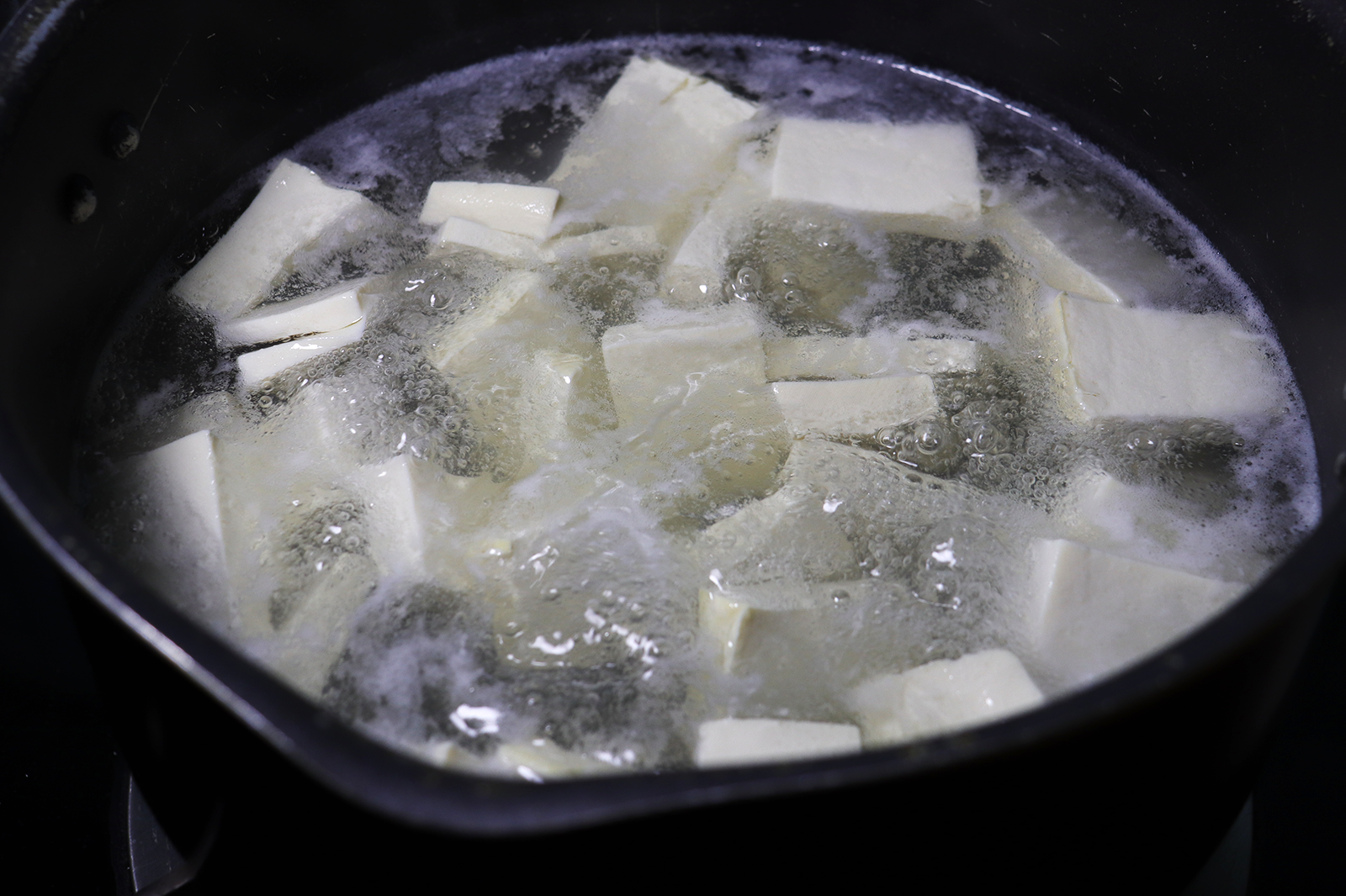 皮蛋放鍋裡蒸一蒸，飯店38元一份，在家做成本8元，待客太有面子