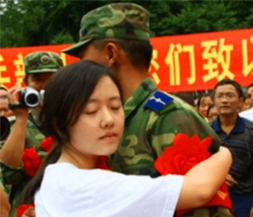 12歲小女孩地震時被兵哥救出，10年后不顧一切獻(xiàn)身求嫁，現(xiàn)狀如何