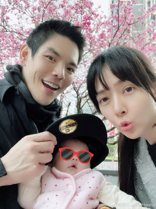 向佐曬照學公仔做鬼臉，不忘喊話將公仔送給女兒玩，當爸後變溫柔