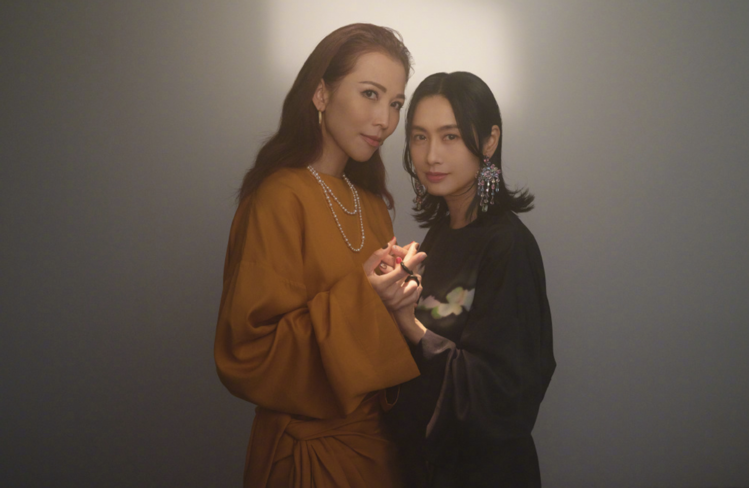 蔡少芬中秋晒全家福，穿古装跳舞鱼尾纹抢镜，服装被吐槽像丫鬟
