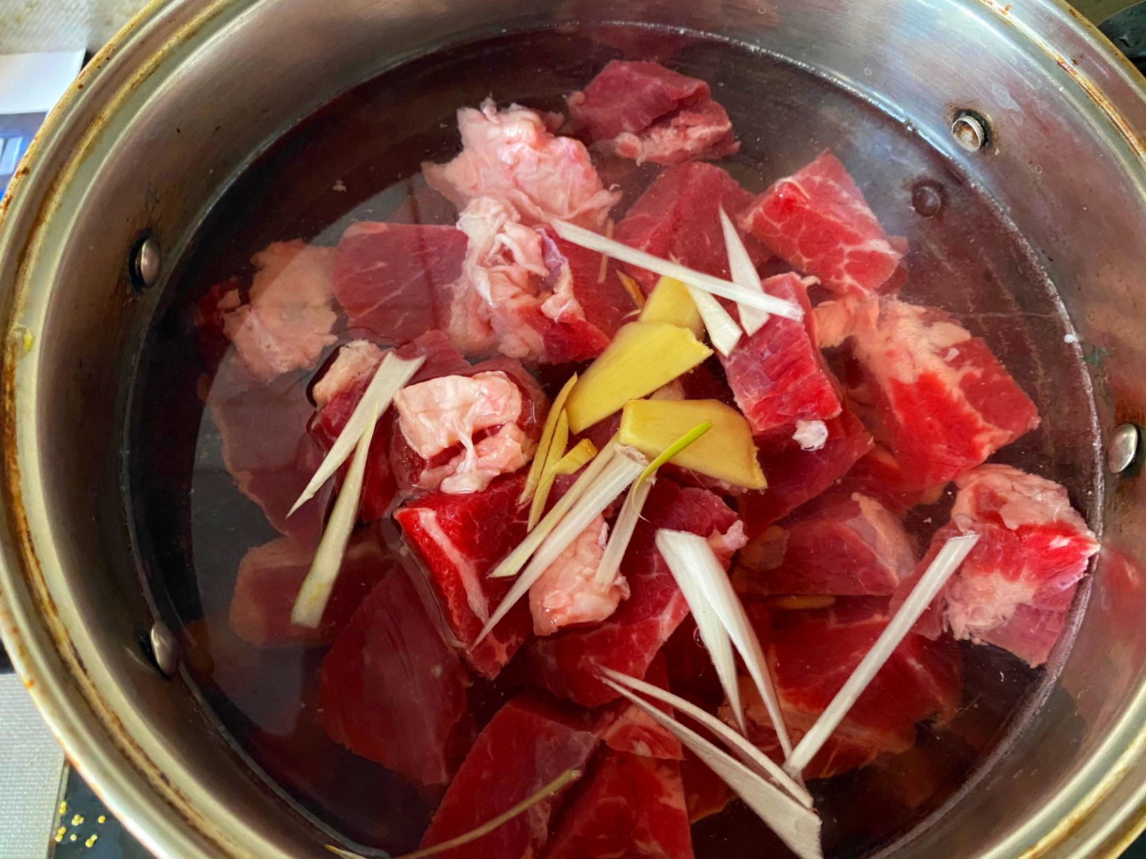 牛肉怎样炖更好吃？大厨教你3个小技巧，软烂鲜香，好吃没有腥味