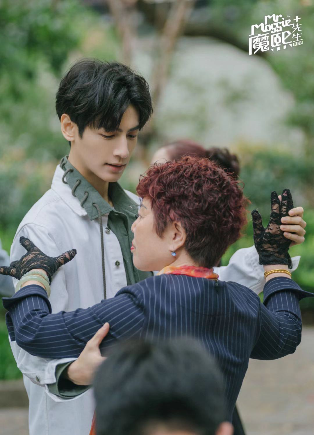 罗云熙和唱片机站在一起 网友:有民国电影的感觉了