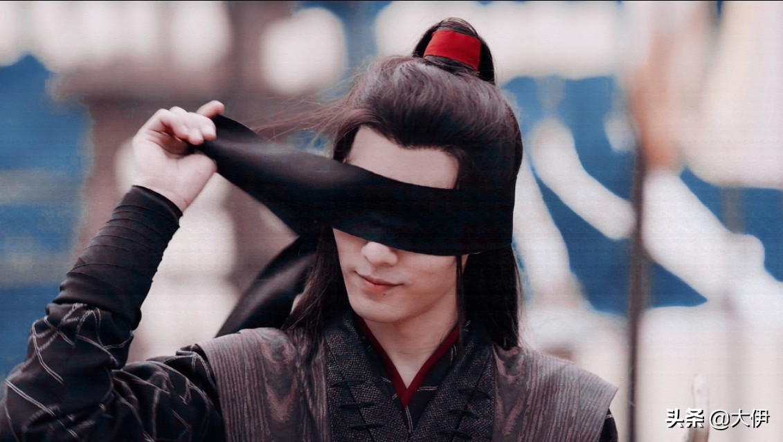 男神“蒙眼杀”，王一博性感、肖战撩人，你喜