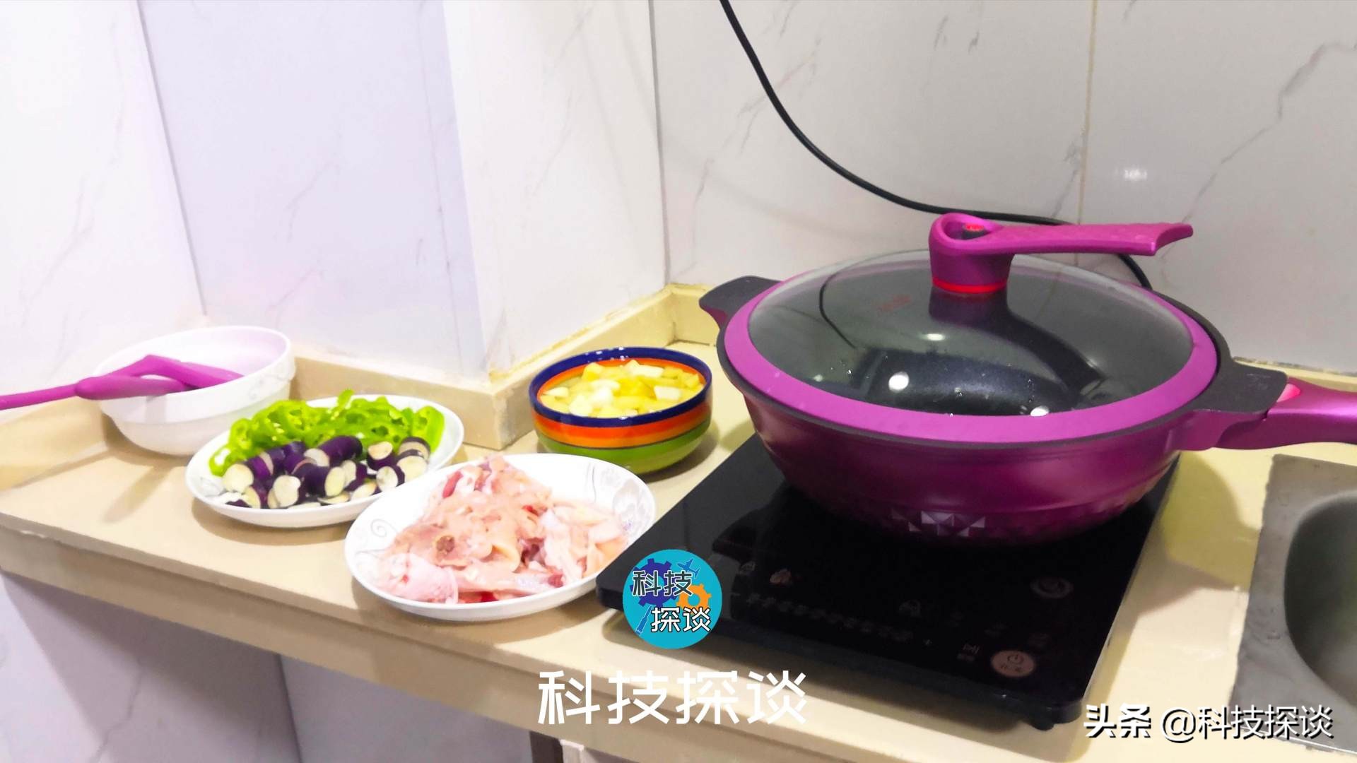 吃鸡啦，还加了土豆、青椒、茄子和豆芽，帝伯朗钛钻不粘锅挺好用