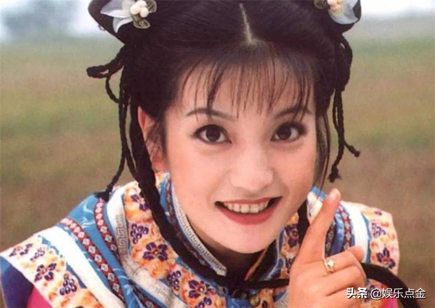 赵薇黄奕两代小燕子同框，赵薇输了气质，却赢在了细节上