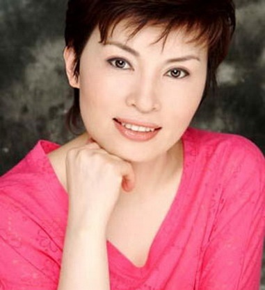 路人找她签名，她却告诉儿子：妈妈不是明星，是工作态度受人尊重