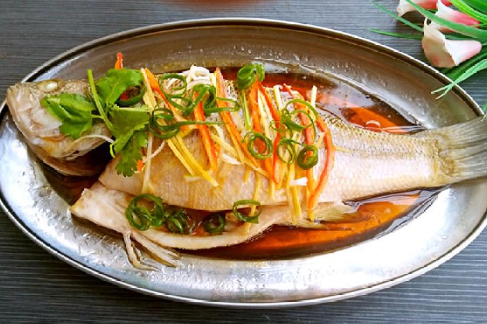 做清蒸魚，總有人放“料酒和鹽”，難怪做得不好吃！ 分享正確做法