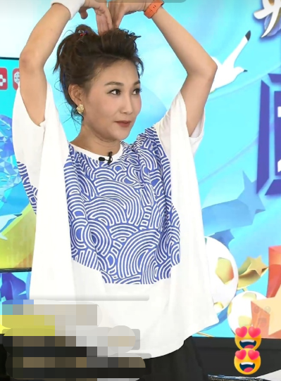 央视主持李梓萌跳健美操！绿眼影配大红唇妆容夸张，44岁至今单身