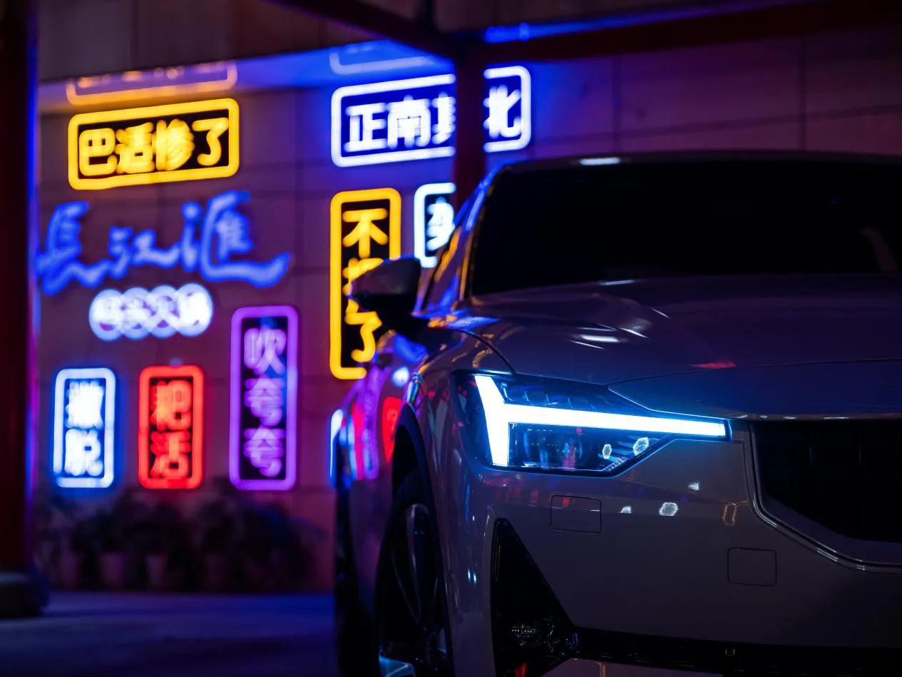 作为一款电动汽车，它凭什么主打豪华高性能？试驾不一样的极星2