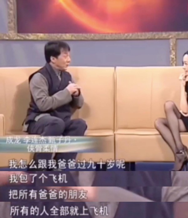 67岁成龙聚餐被拥簇排场大，86万保姆车曝光，后