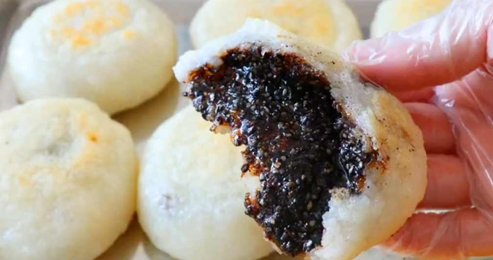 Cooked glutinous rice pounded into paste of polished glutinous rice of brown sugar of manual black sesame seed, want to eat oneself to do, simple and delicate, 