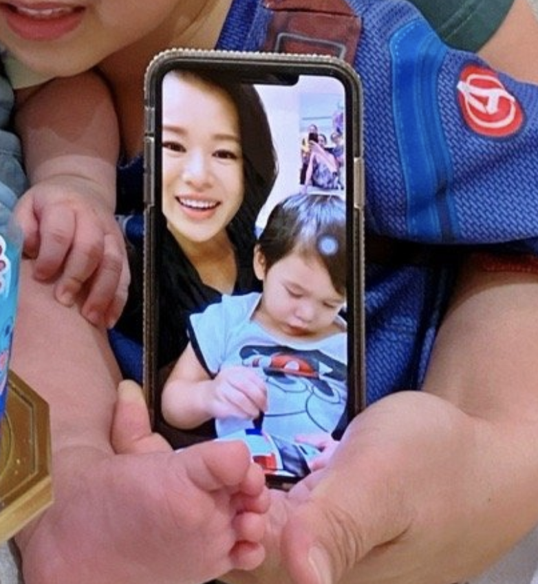 胡杏儿一家五口另类同框，为幼子庆祝百日，三胎与老大长相神相似