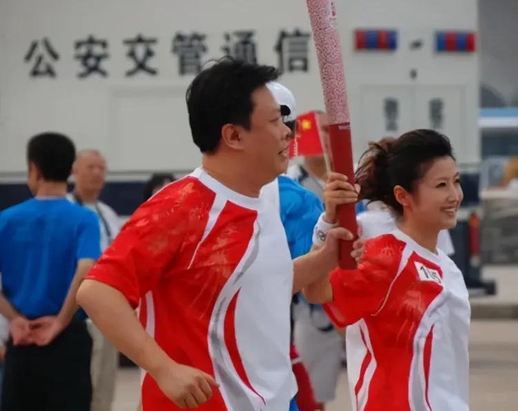 24岁进央视，32岁火炬手，娶BTV花旦春妮，“新国脸”刚强逆袭记