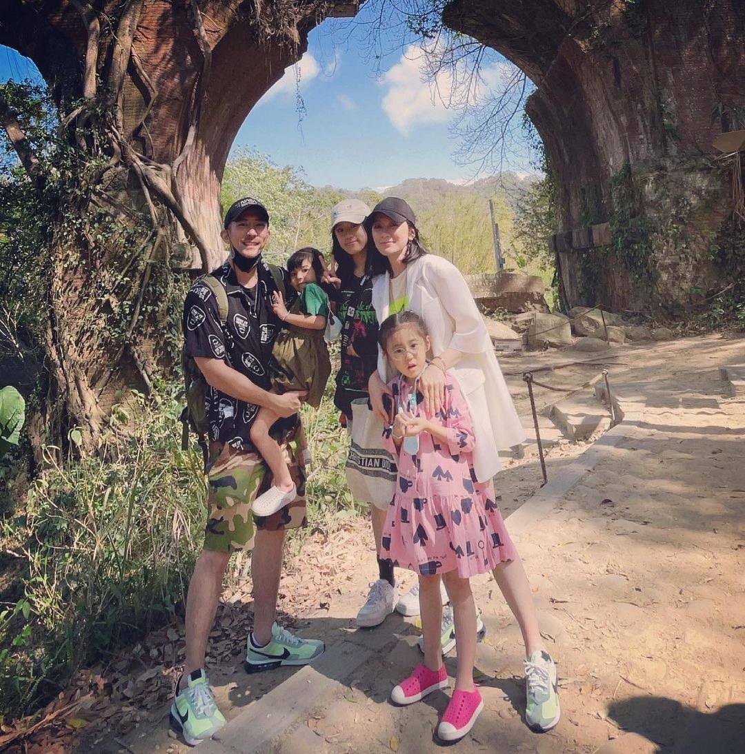 賈靜雯全家統一換髮型，修傑楷被剃成陰陽頭，梧桐妹露額頭超像媽