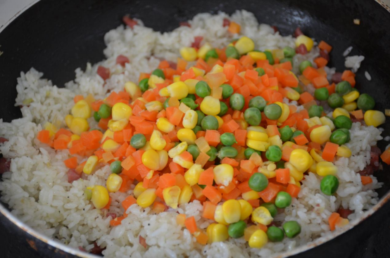 隔夜的剩米饭也能玩出新花样，做出来颜色鲜艳的炒饭，太香了