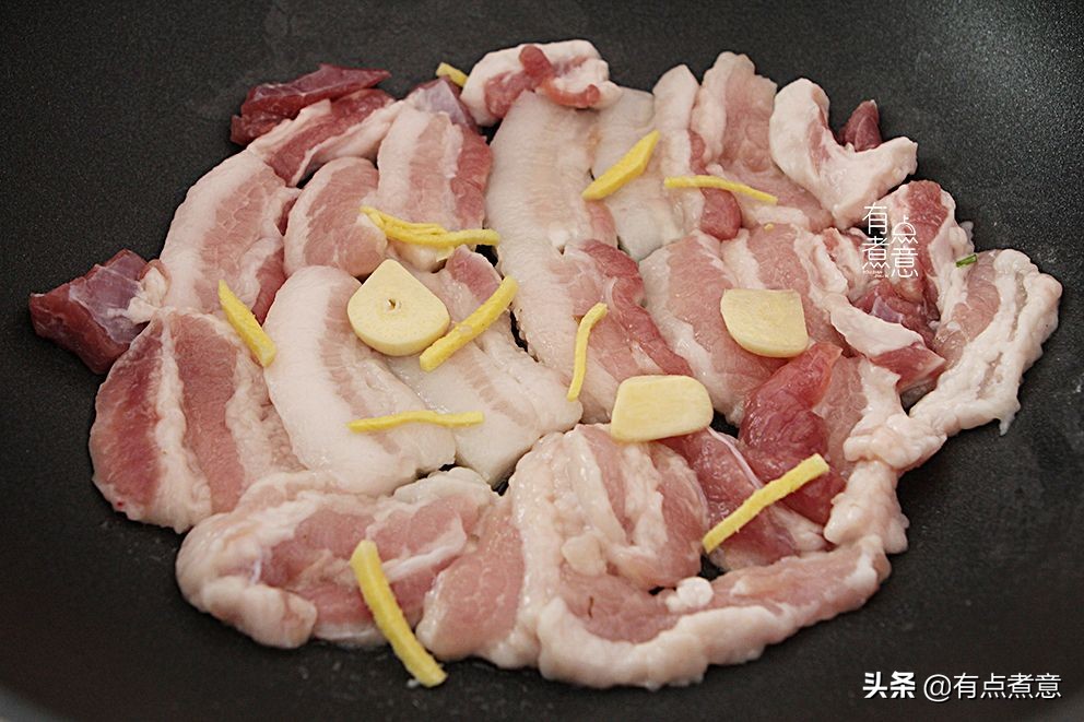 五花肉買來不炒不燉，拿葉子包起來，清香不油膩，下酒下飯真過癮