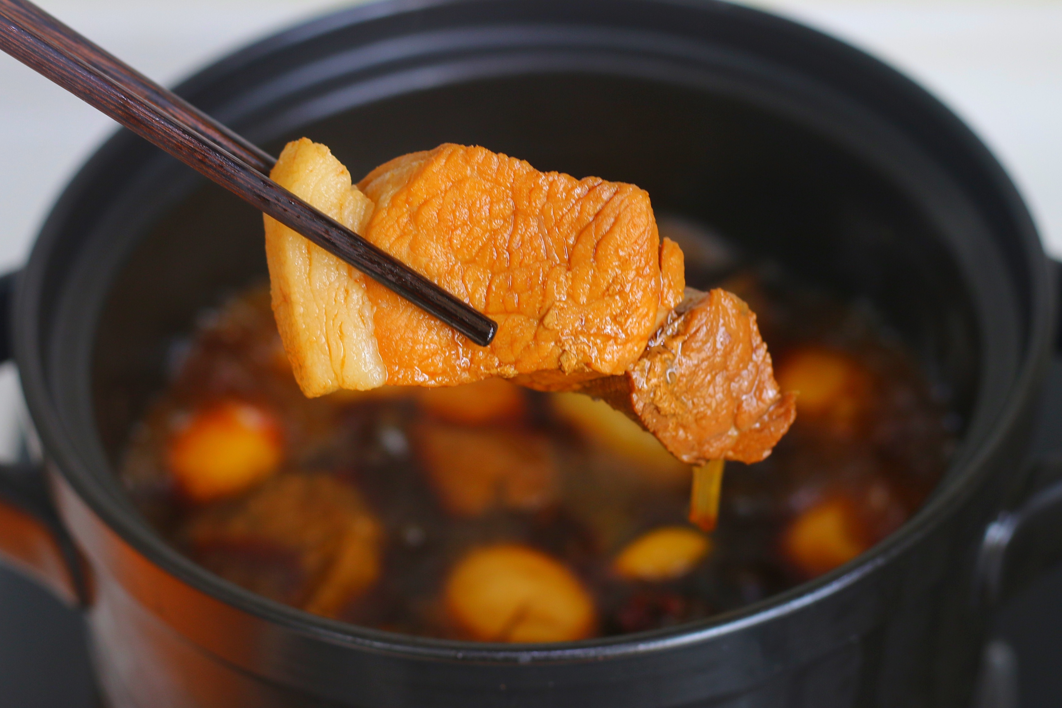 猪肉降到9块，烙几个火烧，卤1锅肉，剁碎一夹，太香了