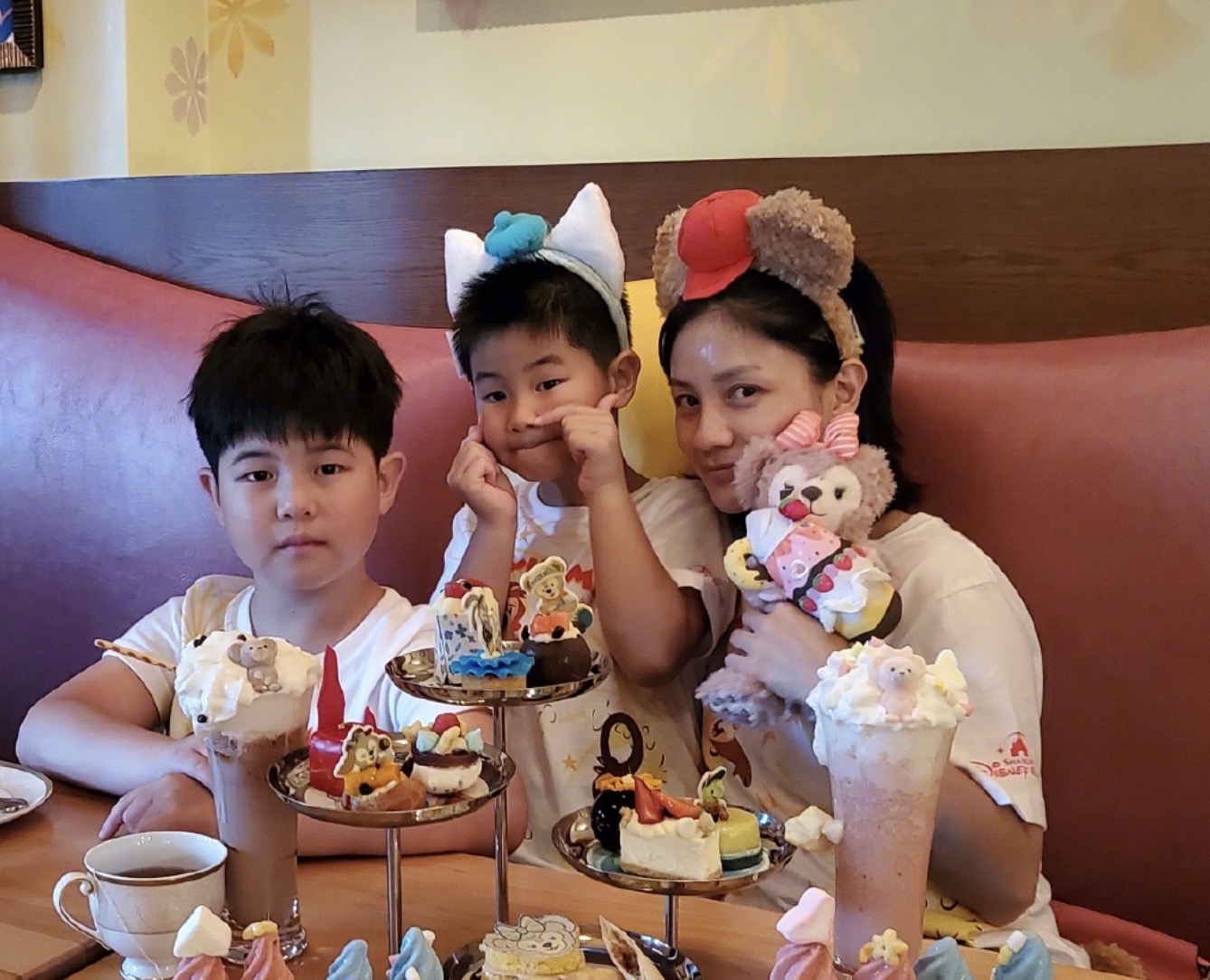 胡可沙溢携儿子现身机场，安吉抱着妈妈撒娇，身高瞩目但依然胖