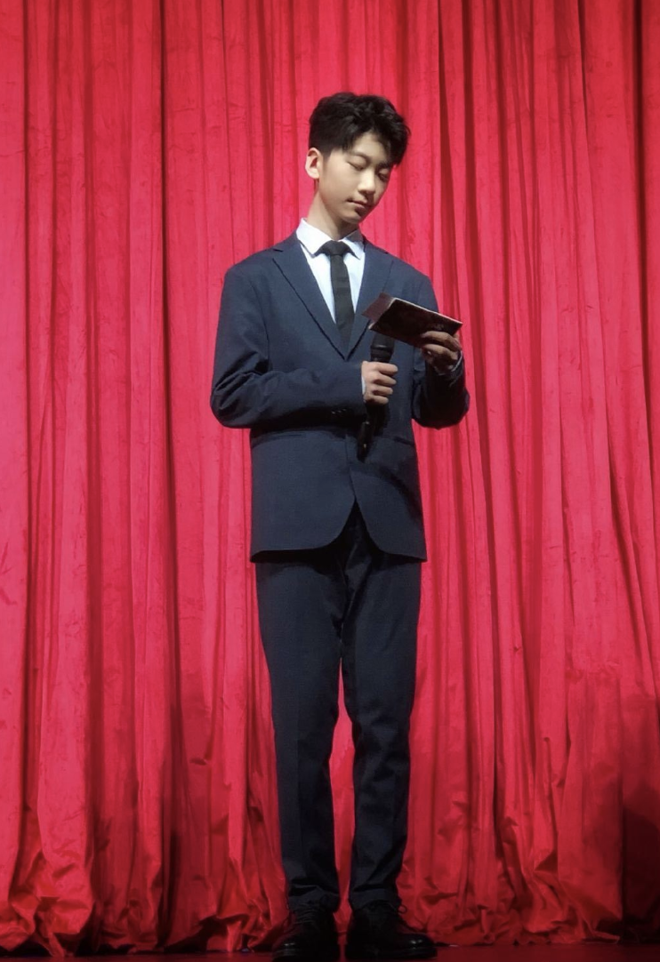 13歲天天長大了，穿西裝打領帶氣質佳，外形帥氣被讚像霸道總裁