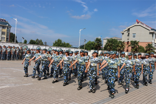 張店中學(xué)舉行2021級(jí)新生軍訓(xùn)匯報(bào)表演(圖4)