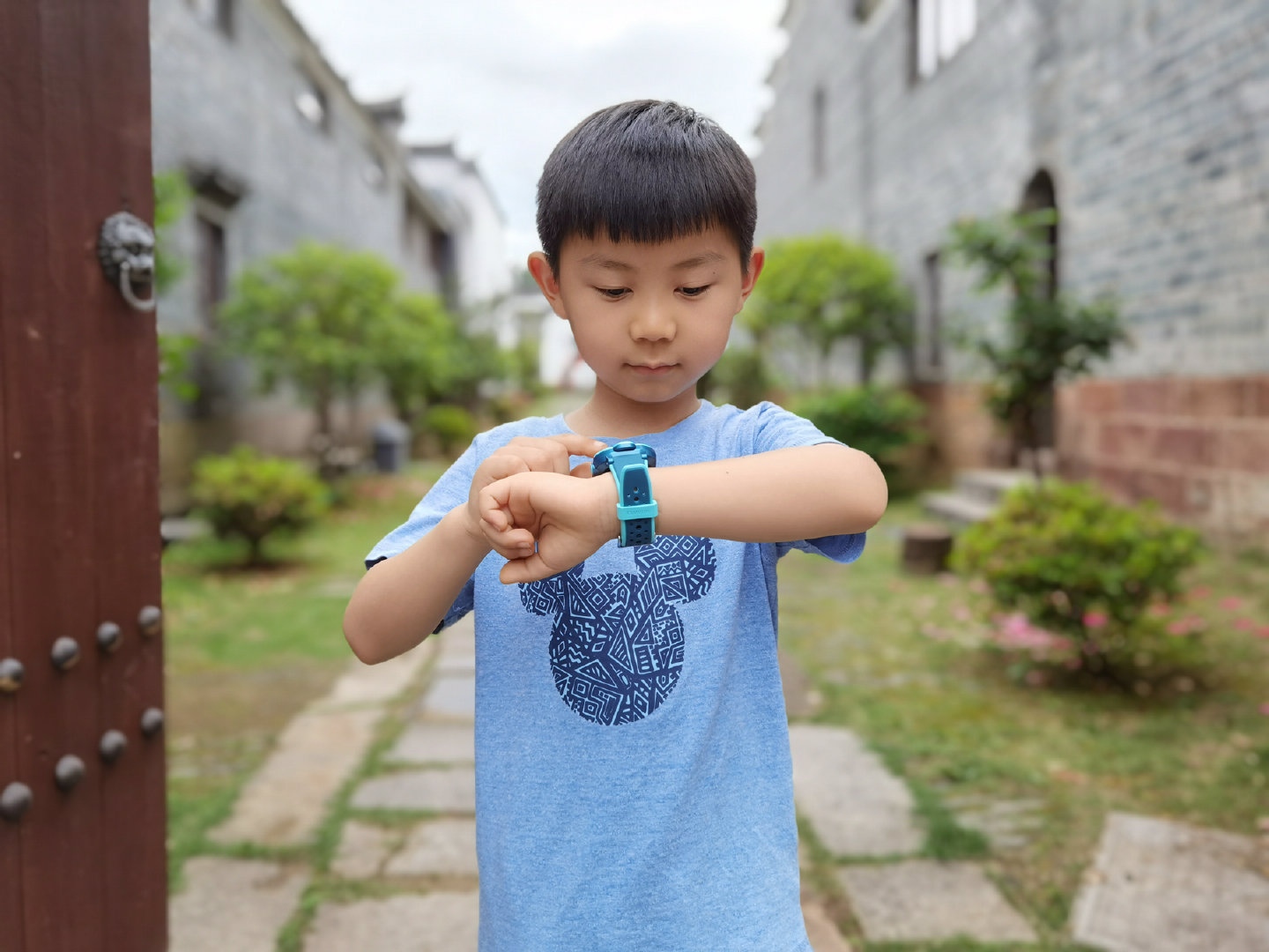 体验华为儿童手表3Pro超能版，九重AI定位，时刻守护孩子安全