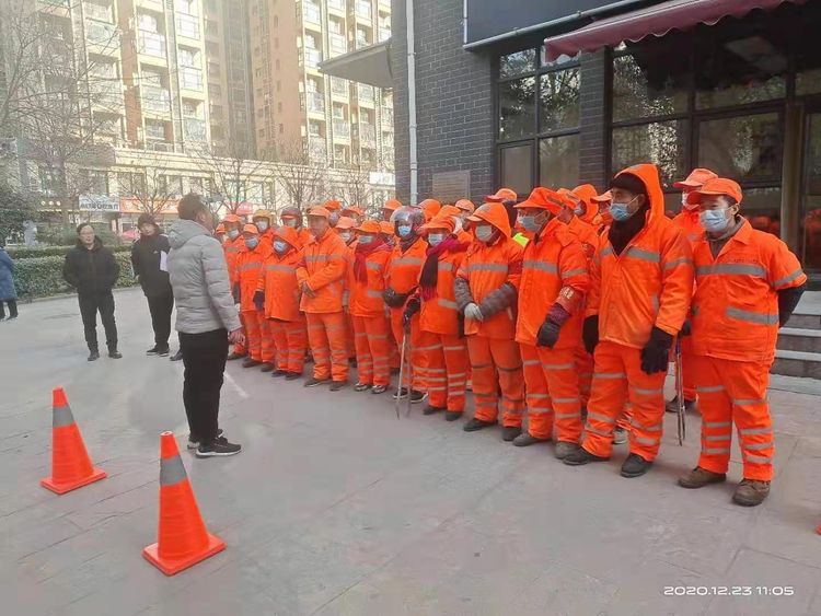 为环卫人员系紧“安全带”—经发保洁组织开展安全培训活动