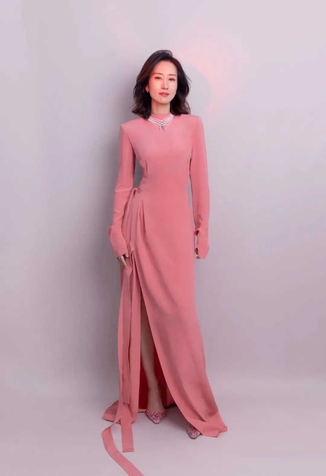 卡戴珊千万祖传的家族战袍,咋就被吴宣仪穿成了夜店风?