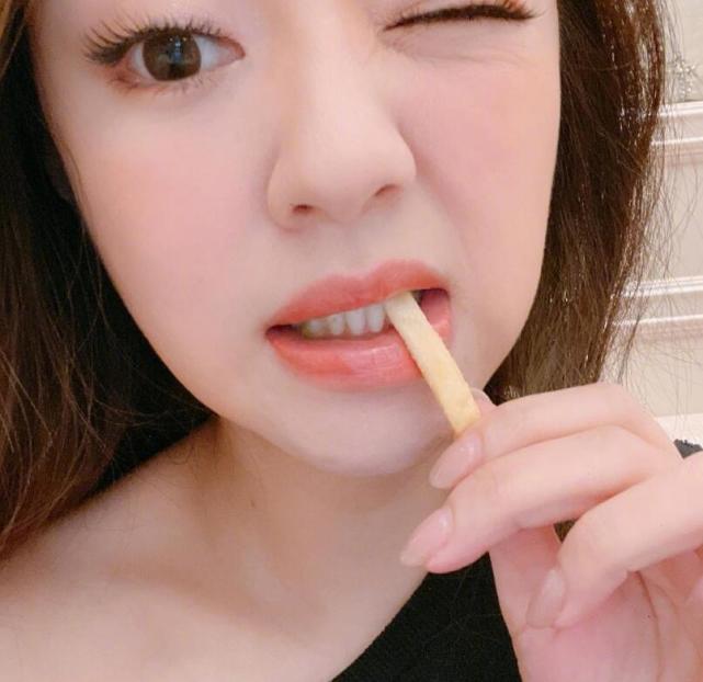 安以軒曬兒子做的母親節禮物，直呼激動到紅眼眶，官宣復工狀態佳