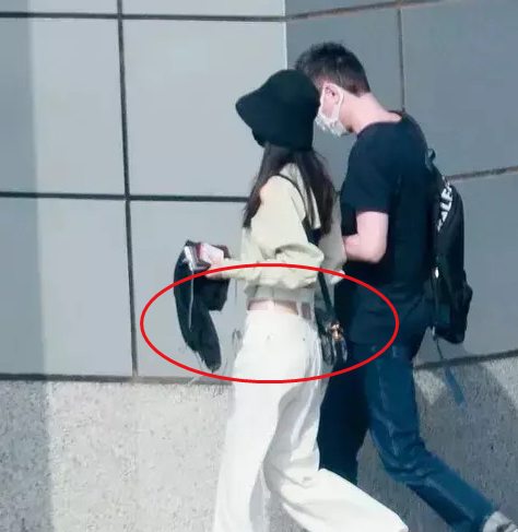 冯绍峰赵丽颖罕见合体，谁注意二叔对颖宝的举