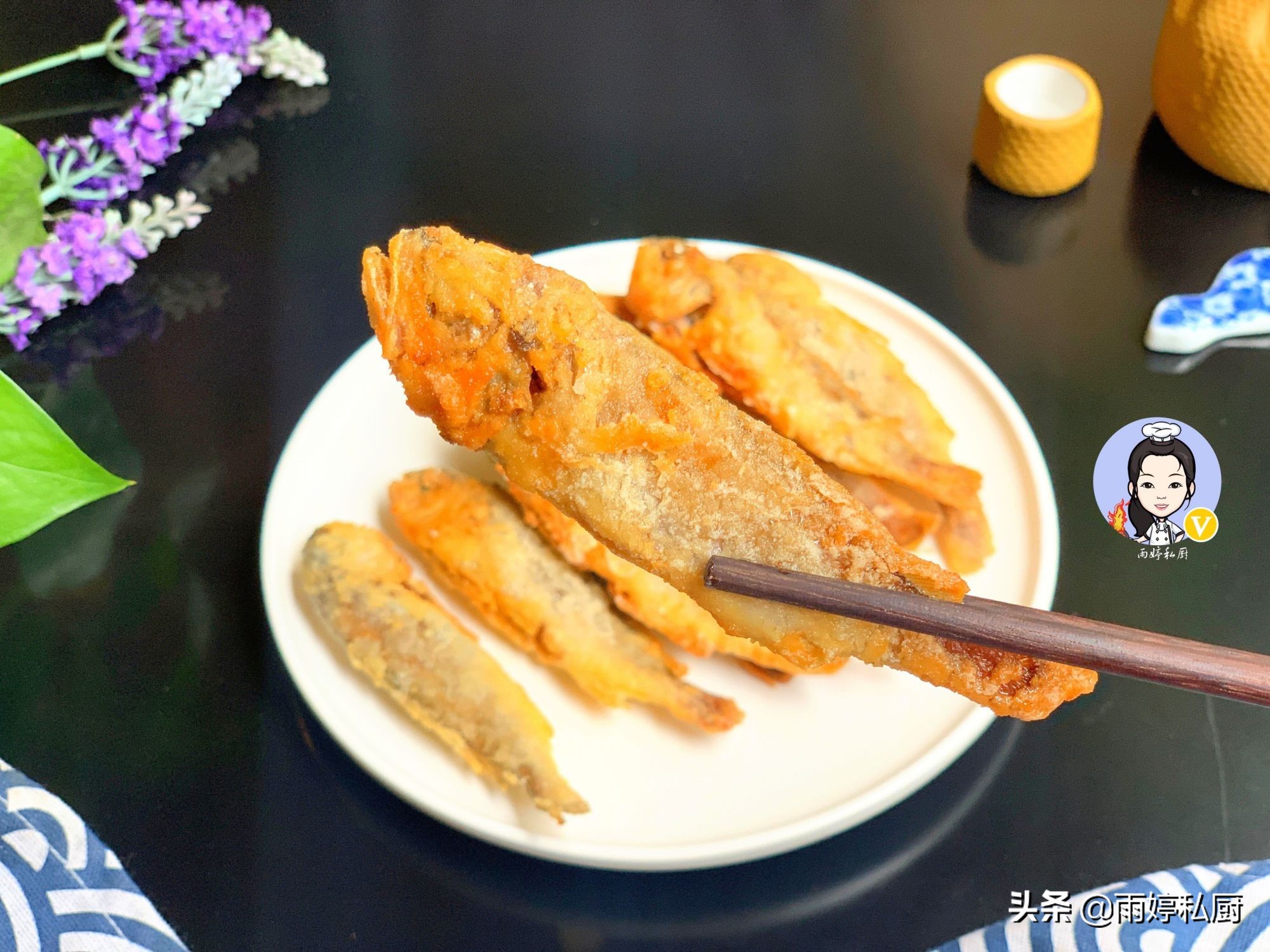 When frying fish, some people wrap it in flour, and some people put it directly into the frying pan to teach you the correct way. It is crispy and crispy.