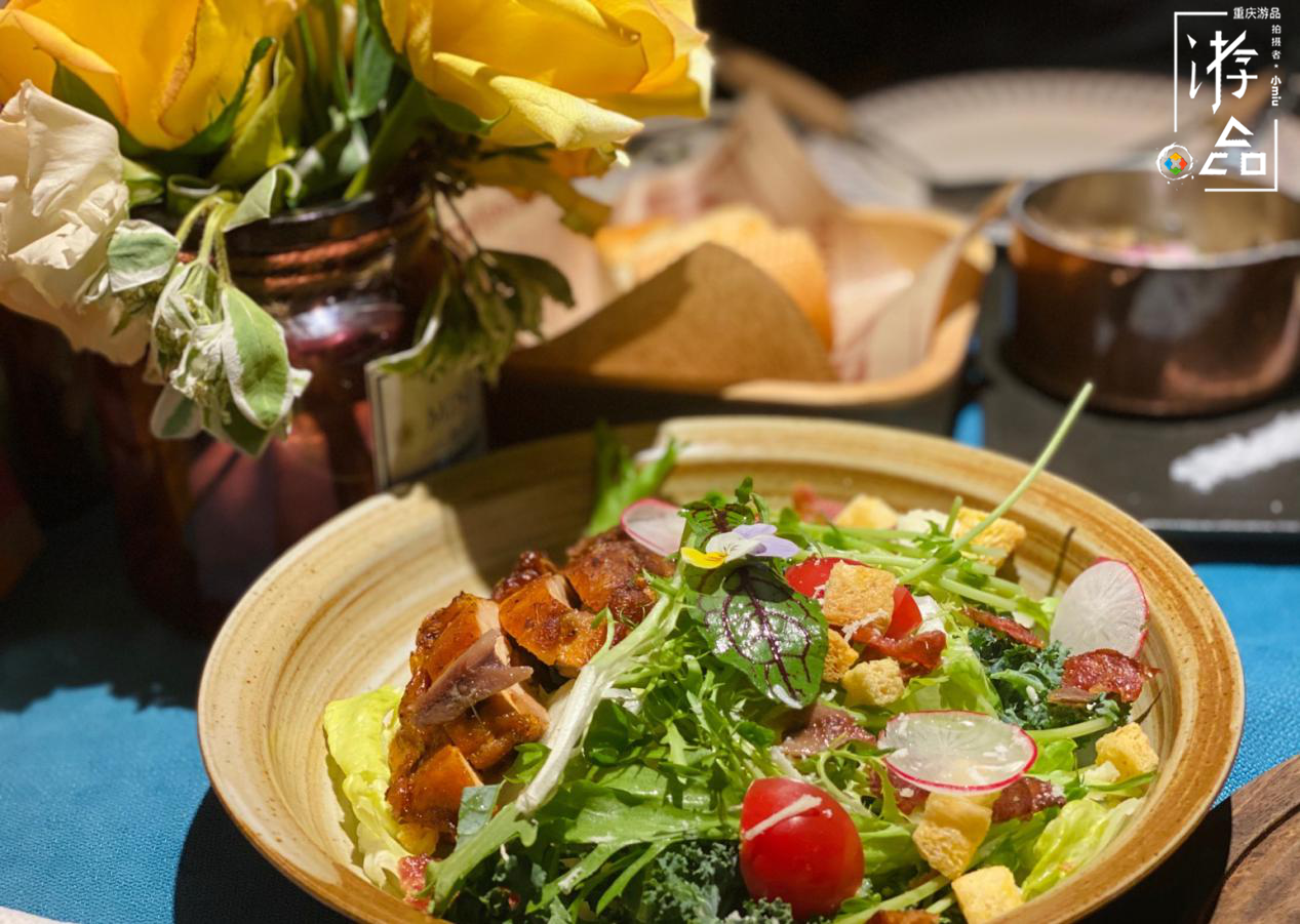 重庆鎏嘉码头的高级餐厅，羊排用老干妈调味，钱都花在环境上