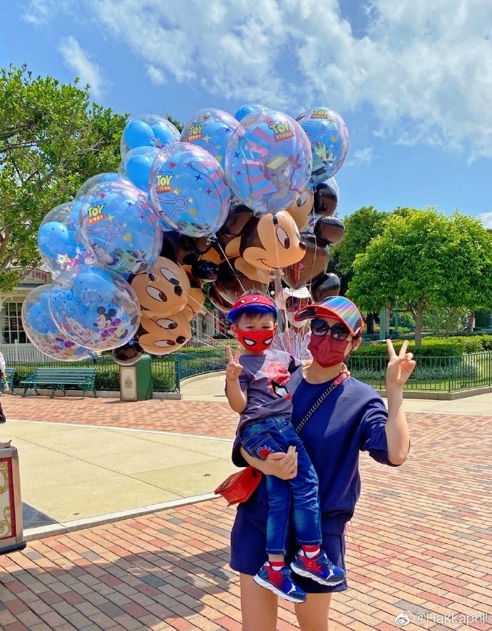 胡杏兒夫婦帶娃過母親節，收兒子花束貼臉親吻，剛出月子就穿短褲