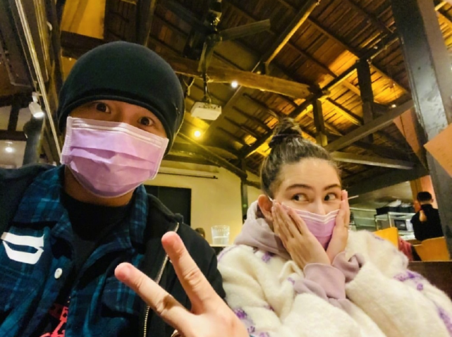 周杰倫夫婦同框秀恩愛，夫妻赤腳水中嬉戲，昆凌曬老公視角照超仙