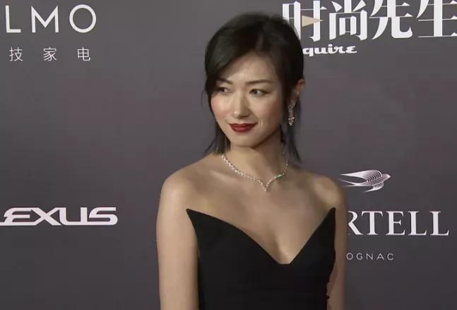 时尚先生盛典镜头：杨幂大特写皮肤松弛，张雨绮笑容脸僵现鱼尾纹