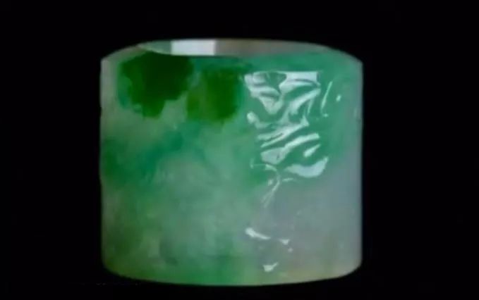 小伙80万买翡翠扳指，大家都觉得是假货，专家却