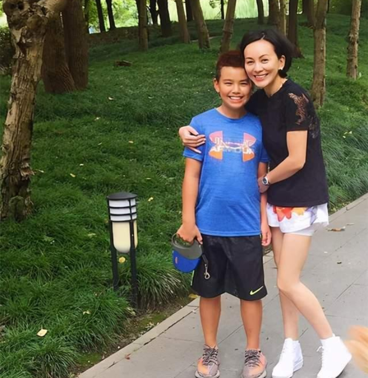 “雪姨”16岁儿子罕见曝光！性格温暖颜值却被嘲，富豪生父成谜